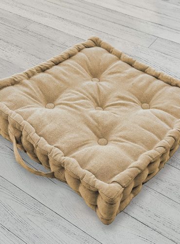 Λευκά-είδη-μαξιλάρια-δαπέδου-για-σαλόνι-ριχταρια-κουβερτες-καναπε-μαξιρλάρια-διακοσμητικα